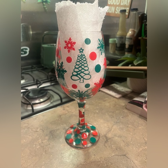 “DRINK UP GRINCHES “ CUSTOM HOLIDAY WINE GLASS 🍷🎄♥️💚 - Picture 3 of 3